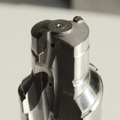 Dettaglio di un utensile sagomato con placchette in PCD saldobrasate.